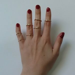 Set of 7 gold midi rings.